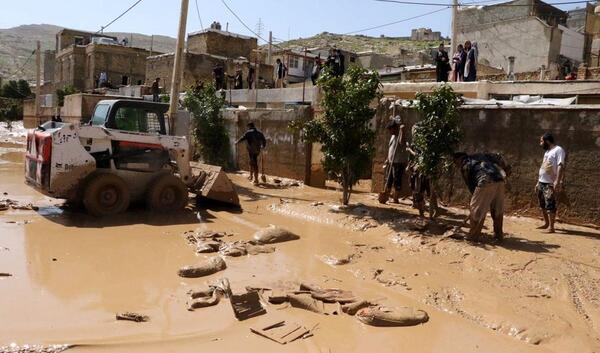 عکس ساناز کیانی در سیل شیراز