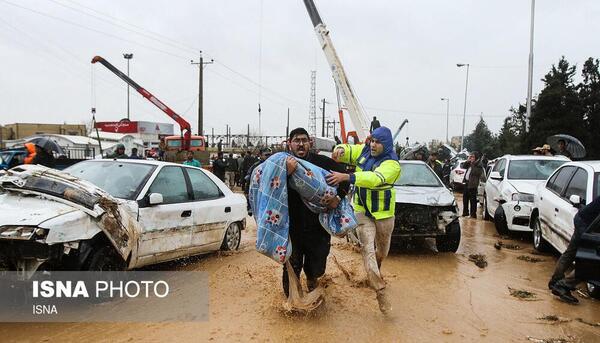 عکس ساناز کیانی در سیل شیراز
