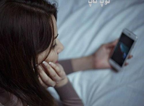 عکس دختر غمگین گوشی بدست