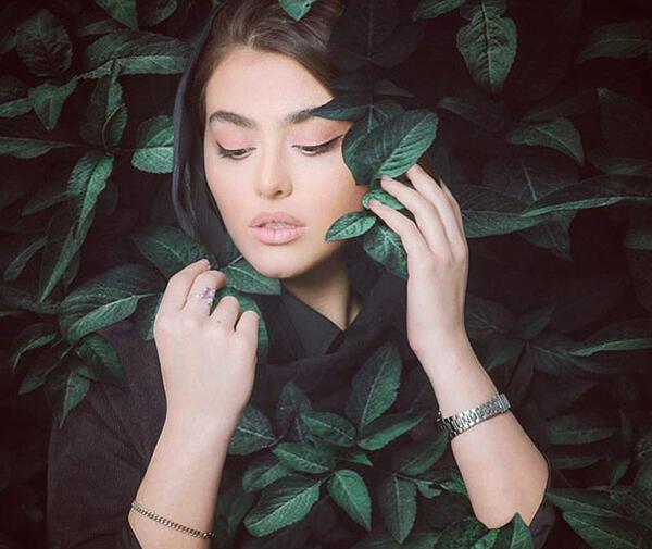 عکس عشوه گری ریحانه پارسا در جشنواره فجر