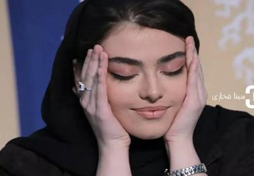 عکس عشوه گری ریحانه پارسا در جشنواره فجر