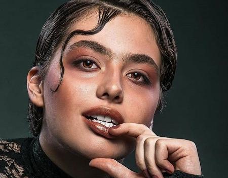 عکس با حجاب ریحانه پارسا