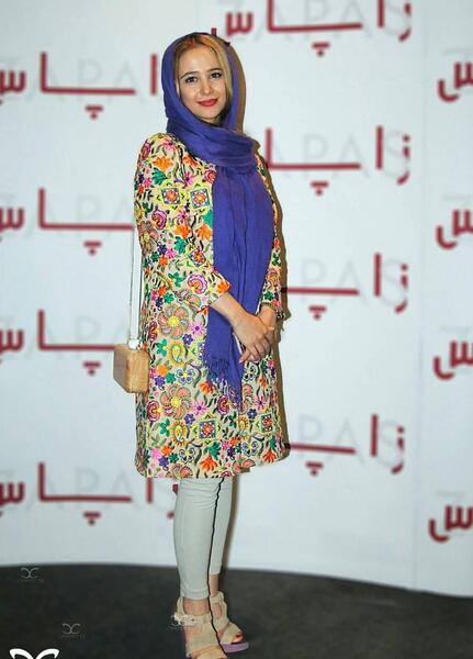 عکس الناز حبیبی با مانتو جلو باز