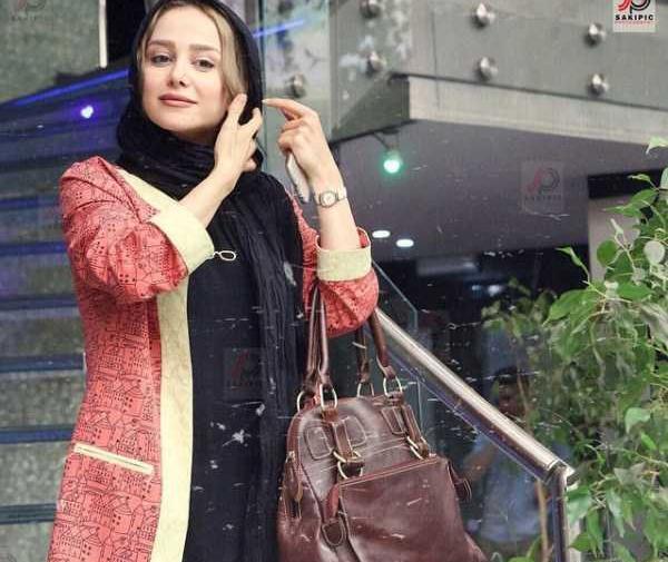 عکس الناز حبیبی با مانتو جلو باز