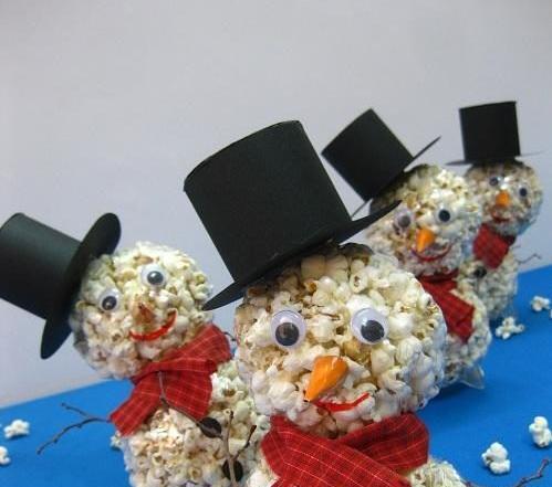 عکس ادم برفی با پفیلا شب یلدا
