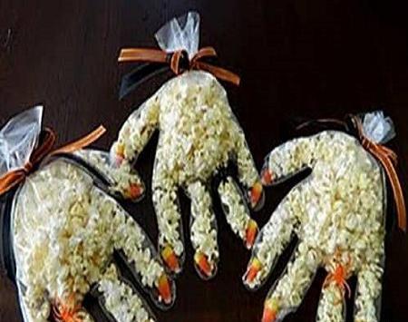 عکس ادم برفی با پفیلا شب یلدا