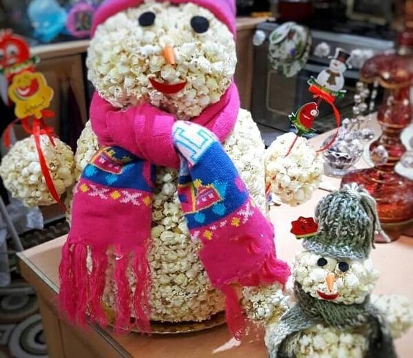 عکس ادم برفی با پفیلا شب یلدا