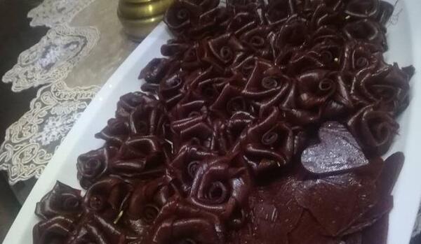 عکس لواشک در دست دختر