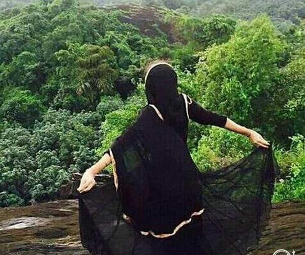 ژست عکس دخترانه کنار درخت