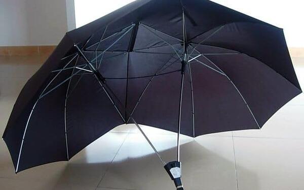 عکس عاشقانه دونفره زیر چتر