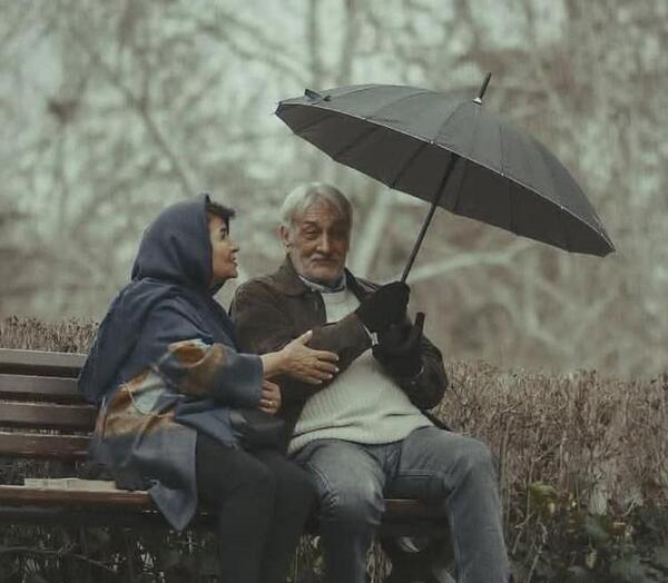 عکس عاشقانه دونفره زیر چتر