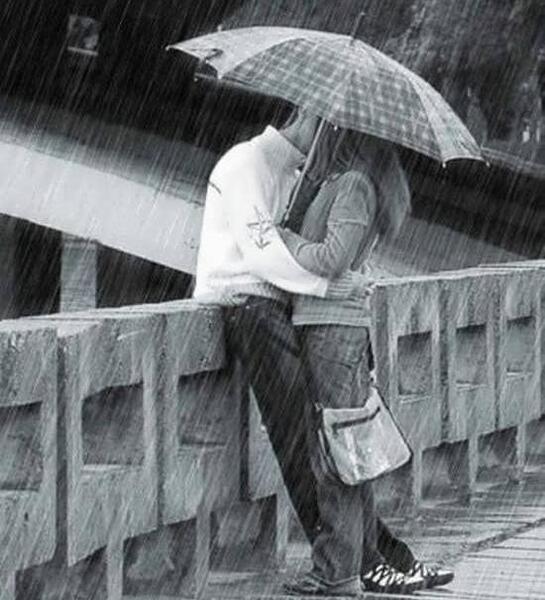 عکس عاشقانه دونفره زیر چتر