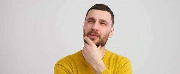 عکس مرد در حال فکر