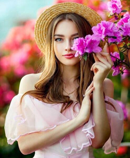 ژست عکس دخترانه در فضای باز