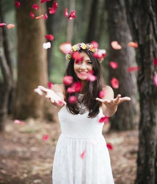 ژست عکس دخترانه در فضای باز