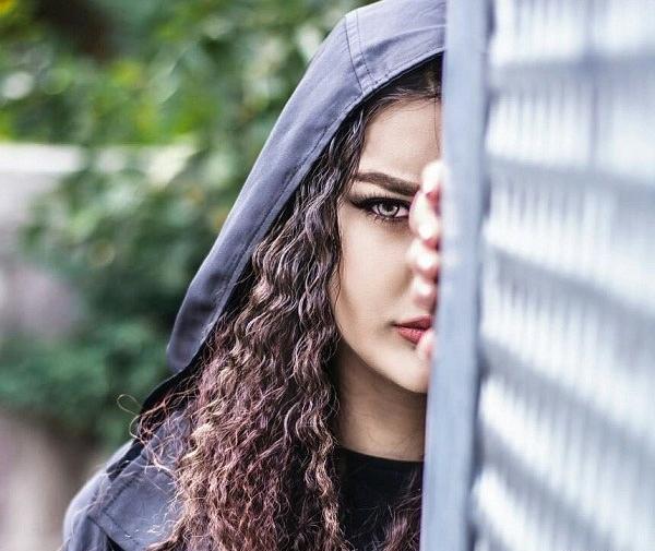 ژست عکس دخترانه در فضای باز