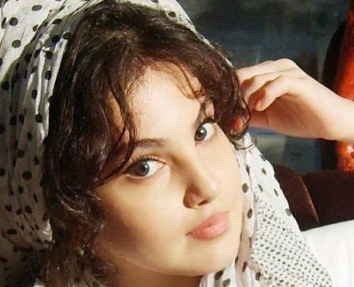 عکس ساناز صالحی در حال چشمک زدن