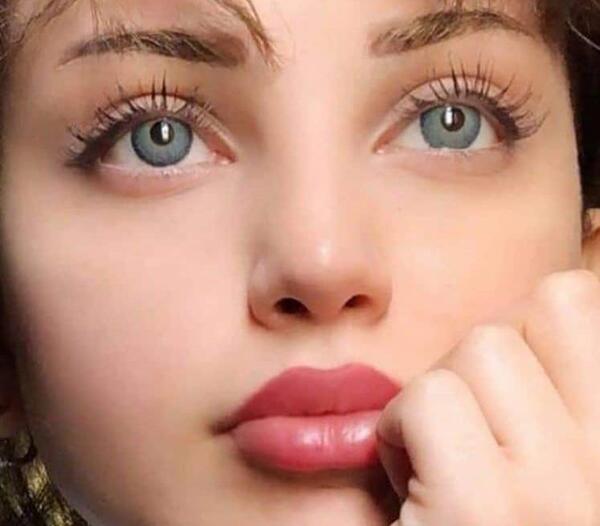عکس ساناز صالحی در حال چشمک زدن