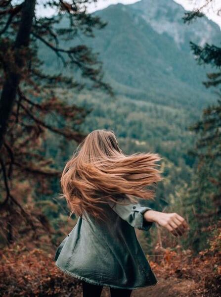 عکس دختر از پشت سر در طبیعت برای پروفایل