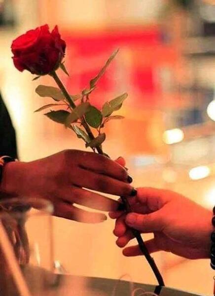 عکس دونفره گل دادن