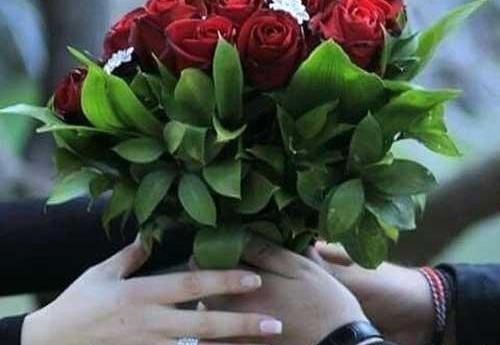 عکس دونفره گل دادن
