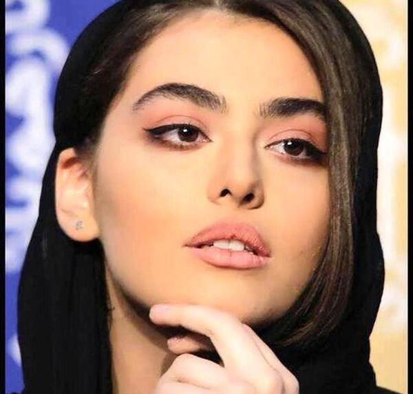 عکس ریحانه پارسا با چهره آشفته