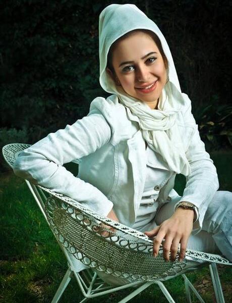 عکس آزاده ریاضی و خواهرش