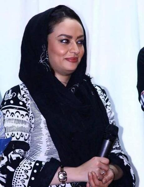 عکس آزاده ریاضی و خواهرش