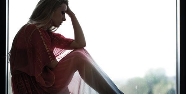 عکس پرتره کنار پنجره