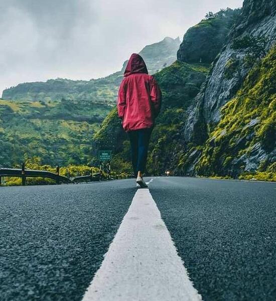 ژست عکس دخترانه تکی در طبیعت