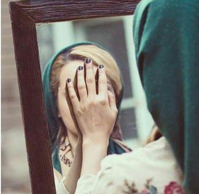 عکس زن غمگین در آینه
