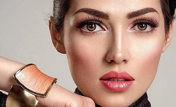 ژست عکس دخترانه تکی آتلیه