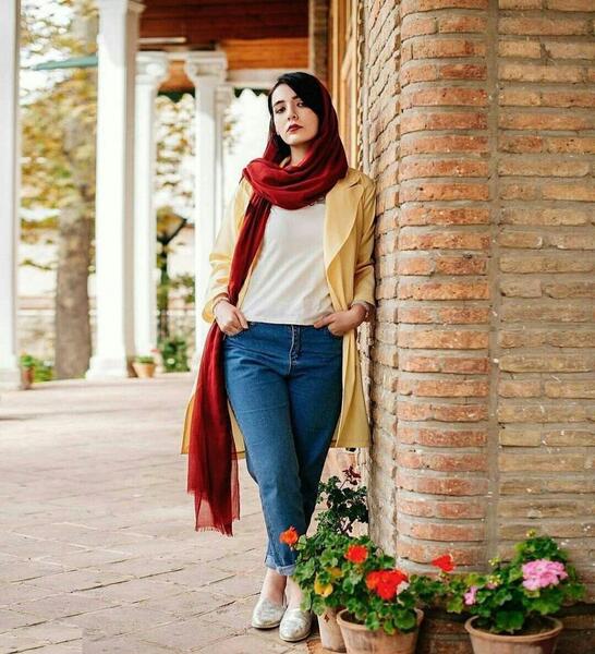عکس ایده ژست عکاسی ایستاده