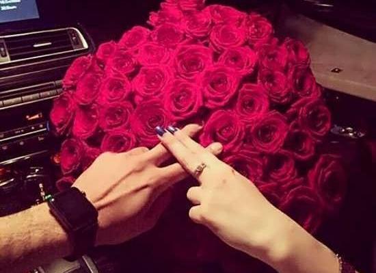عکس گل رز تو ماشین