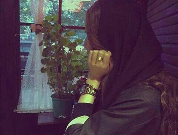 عکس دختری غمگین کنار پنجره