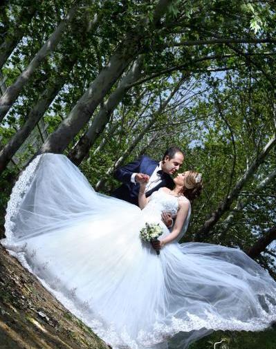 ژست عکس عروس و داماد در باغ