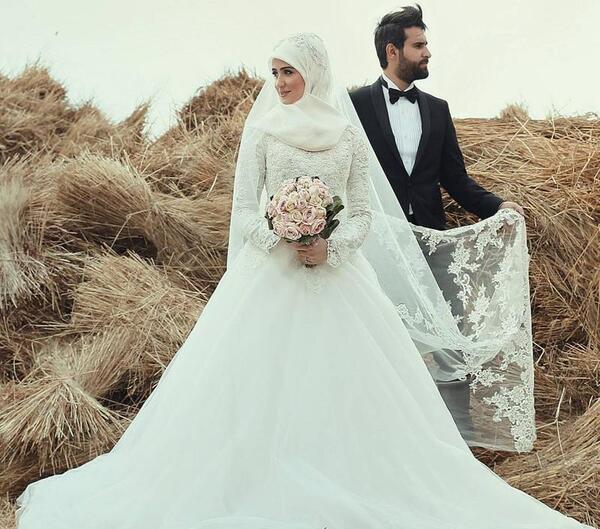 ژست عکس عروس و داماد در باغ