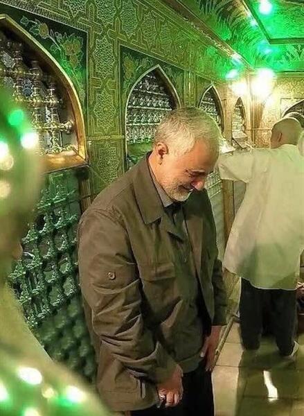 عکس سردار سلیمانی در ضریح امام رضا
