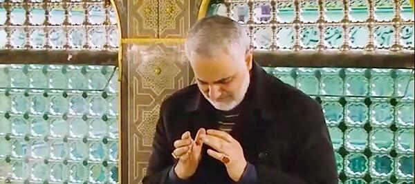 عکس سردار سلیمانی در ضریح امام رضا