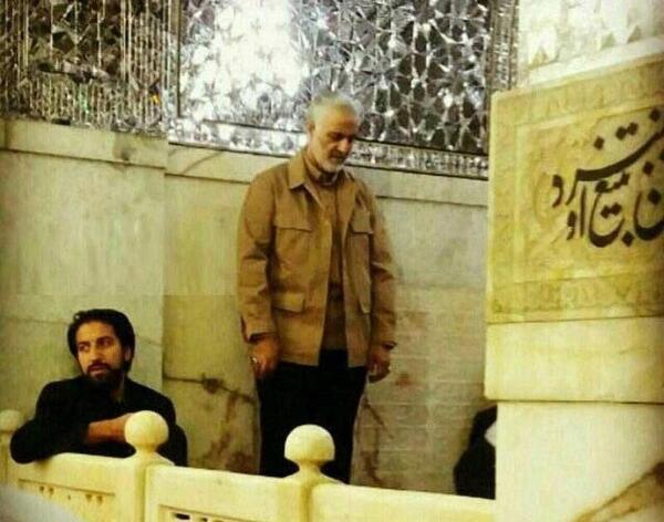 عکس سردار سلیمانی در ضریح امام رضا