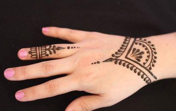 عکس ساده حنا روی دست