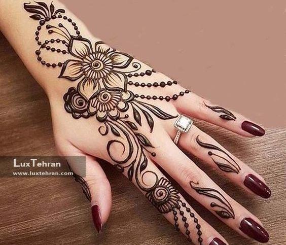 عکس ساده حنا روی دست