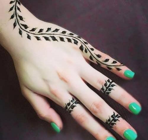 عکس ساده حنا روی دست