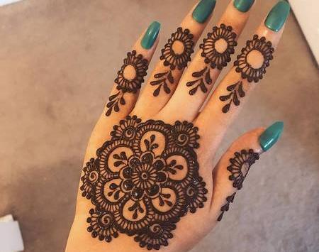 عکس ساده حنا روی دست