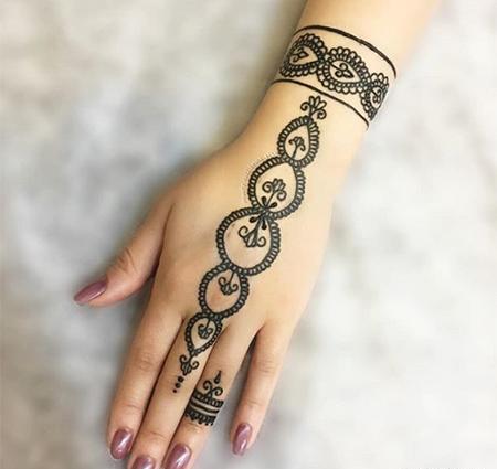 عکس ساده حنا روی دست