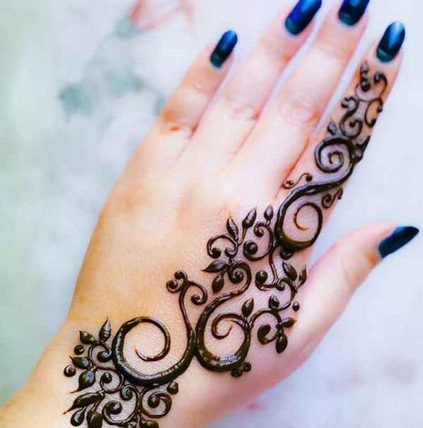 عکس ساده حنا روی دست
