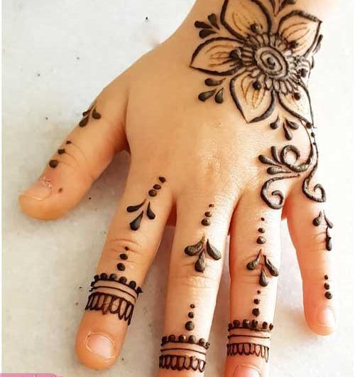عکس ساده حنا روی دست