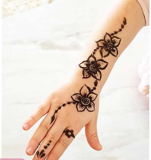 عکس ساده حنا روی دست