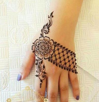 عکس ساده حنا روی دست