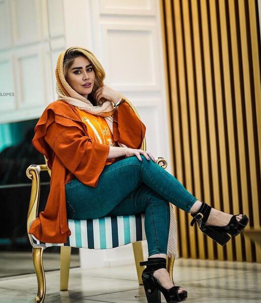 ژست عکس دخترانه روی مبل
